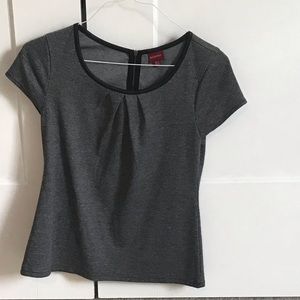 Women’s short sleeve houndstooth top.